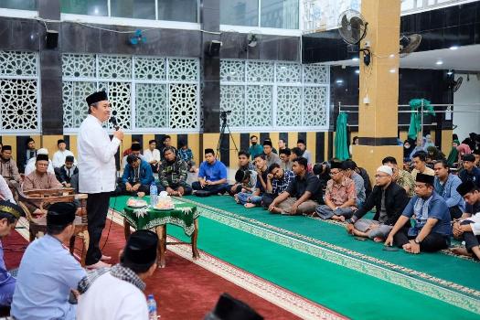 Hadiri Kajian Subuh Perdana UMRI, Gubri Ajak Tebarkan Islam Rahmatan Lil'alamin